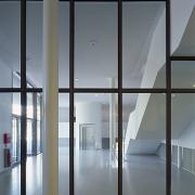 ArchitektInnen / KünstlerInnen: Martin Kohlbauer<br>Projekt: Volksschule Vorgartenstraße<br>Aufnahmedatum: 08/03<br>Format: 6x9cm C-Dia<br>Lieferformat: C-Print, Scan 300 dpi<br>Bestell-Nummer: 030826-35<br>