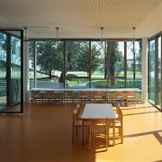 ArchitektInnen / KünstlerInnen: Martin Kohlbauer<br>Projekt: Volksschule Vorgartenstraße<br>Aufnahmedatum: 08/03<br>Format: 6x9cm C-Dia<br>Lieferformat: C-Print, Scan 300 dpi<br>Bestell-Nummer: 030826-44<br>