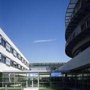 ArchitektInnen / KünstlerInnen: Wilhelm Holzbauer<br>Projekt: Landesnervenklinik Wagner-Jauregg<br>Aufnahmedatum: 07/03<br>Format: 6x9cm C-Dia<br>Lieferformat: Dia-Duplikat, Scan 300 dpi<br>Bestell-Nummer: 030721-10<br>