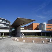 ArchitektInnen / KünstlerInnen: Wilhelm Holzbauer<br>Projekt: Landesnervenklinik Wagner-Jauregg<br>Aufnahmedatum: 07/03<br>Format: 6x9cm C-Dia<br>Lieferformat: Dia-Duplikat, Scan 300 dpi<br>Bestell-Nummer: 030721-13<br>