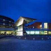ArchitektInnen / KünstlerInnen: Wilhelm Holzbauer<br>Projekt: Landesnervenklinik Wagner-Jauregg<br>Aufnahmedatum: 07/03<br>Format: 6x9cm C-Dia<br>Lieferformat: Dia-Duplikat, Scan 300 dpi<br>Bestell-Nummer: 030721-21<br>