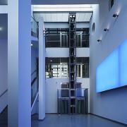 ArchitektInnen / KünstlerInnen: Wilhelm Holzbauer<br>Projekt: Landesnervenklinik Wagner-Jauregg<br>Aufnahmedatum: 07/03<br>Format: 6x9cm C-Dia<br>Lieferformat: Dia-Duplikat, Scan 300 dpi<br>Bestell-Nummer: 030721-32<br>