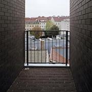 ArchitektInnen / KünstlerInnen: BEHF Architects Ebner Hasenauer Ferenczy ZT GmbH, Elisabeth Zimmermann<br>Projekt: Wohnbau Kollmayergasse<br>Aufnahmedatum: 09/04<br>Format: 6x9cm C-Dia<br>Lieferformat: Dia-Duplikat, Scan 300 dpi<br>Bestell-Nummer: 040912-08<br>