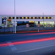 ArchitektInnen / KünstlerInnen: Gottfried Haselmeyer, Heinz Frühwald<br>Projekt: Billa Tulln<br>Aufnahmedatum: 08/04<br>Format: 6x9cm C-Dia<br>Lieferformat: Dia-Duplikat, Scan 300 dpi<br>Bestell-Nummer: 040831-06<br>