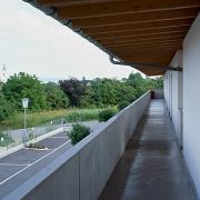 ArchitektInnen / KünstlerInnen: Walter Stelzhammer<br>Projekt: Seniorenwohnheim Pflanzlgründe<br>Aufnahmedatum: 09/04<br>Format: 6x9cm C-Dia<br>Lieferformat: Dia-Duplikat, Scan 300 dpi<br>Bestell-Nummer: 040902-05<br>