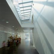 ArchitektInnen / KünstlerInnen: Christoph Karl, Andreas Bremhorst, kub a Karl und Bremhorst Architekten, Claus Prokop<br>Projekt: Volksschule Wienerberg<br>Aufnahmedatum: 10/05<br>Format: 6x9cm C-Dia<br>Lieferformat: Dia-Duplikat, Scan 300 dpi<br>Bestell-Nummer: 051011-19<br>