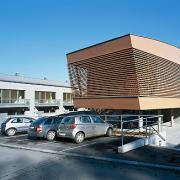 ArchitektInnen / KünstlerInnen: Johannes Zieser<br>Projekt: Gemeindezentrum Stephanshart<br>Aufnahmedatum: 10/05<br>Format: 6x9cm C-Dia<br>Lieferformat: Dia-Duplikat, Scan 300 dpi<br>Bestell-Nummer: 051027-03<br>