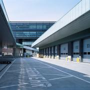 ArchitektInnen / KünstlerInnen: Andreas Treusch<br>Projekt: ACC Air Cargo Center<br>Aufnahmedatum: 01/06<br>Format: 6x9cm C-Dia<br>Lieferformat: Dia-Duplikat, Scan 300 dpi<br>Bestell-Nummer: 060113-37<br>