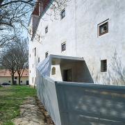 ArchitektInnen / KünstlerInnen: nonconform zt gmbh, MAGK Architekten aichholzer | klein ZT OG, synn architekten ZT-OG<br>Projekt: Schloss Orth<br>Aufnahmedatum: 04/06<br>Format: 6x9cm C-Dia<br>Lieferformat: Dia-Duplikat, Scan 300 dpi<br>Bestell-Nummer: 060420-13<br>