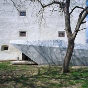 ArchitektInnen / KünstlerInnen: nonconform zt gmbh, MAGK Architekten aichholzer | klein ZT OG, synn architekten ZT-OG<br>Projekt: Schloss Orth<br>Aufnahmedatum: 04/06<br>Format: 6x9cm C-Dia<br>Lieferformat: Dia-Duplikat, Scan 300 dpi<br>Bestell-Nummer: 060420-17<br>