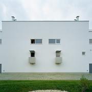 ArchitektInnen / KünstlerInnen: Walter Stelzhammer<br>Projekt: Wohnarche Atzgersdorf<br>Aufnahmedatum: 04/99<br>Format: 6x9cm C-Dia<br>Lieferformat: Dia-Duplikat, Scan 300 dpi<br>Bestell-Nummer: 990429-20<br>