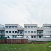 ArchitektInnen / KünstlerInnen: Walter Stelzhammer<br>Projekt: Wohnhausanlage Wulzendorf<br>Aufnahmedatum: 06/97<br>Format: 6x9cm C-Dia<br>Lieferformat: Dia-Duplikat, Scan 300 dpi<br>Bestell-Nummer: 970618-07<br>