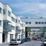 ArchitektInnen / KünstlerInnen: Walter Stelzhammer<br>Projekt: Wohnhausanlage Wulzendorf<br>Aufnahmedatum: 06/97<br>Format: 6x9cm C-Dia<br>Lieferformat: Dia-Duplikat, Scan 300 dpi<br>Bestell-Nummer: 970618-17<br>