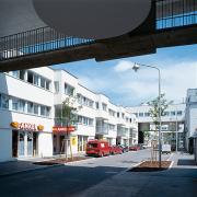 ArchitektInnen / KünstlerInnen: Walter Stelzhammer<br>Projekt: Wohnhausanlage Wulzendorf<br>Aufnahmedatum: 06/97<br>Format: 6x9cm C-Dia<br>Lieferformat: Dia-Duplikat, Scan 300 dpi<br>Bestell-Nummer: 970618-19<br>