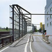 ArchitektInnen / KünstlerInnen: Otto Häuselmayer<br>Projekt: Lärmschutzwand<br>Aufnahmedatum: 06/08<br>Format: 6x9cm C-Dia<br>Lieferformat: Dia-Duplikat, Scan 300 dpi<br>Bestell-Nummer: 080602-18<br>
