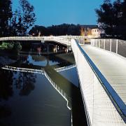 ArchitektInnen / KünstlerInnen: Bulant & Wailzer Architekturstudio<br>Projekt: Seerosenbrücke<br>Aufnahmedatum: 08/08<br>Format: 6x9cm C-Neg<br>Lieferformat: C-Print, Scan 300 dpi<br>Bestell-Nummer: 080822-21<br>