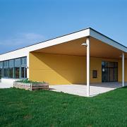 ArchitektInnen / KünstlerInnen: Georg W. Reinberg<br>Projekt: Kindergarten Amstetten<br>Aufnahmedatum: 08/08<br>Format: 6x9cm C-Dia<br>Lieferformat: Dia-Duplikat, Scan 300 dpi<br>Bestell-Nummer: 080828-06<br>