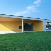 ArchitektInnen / KünstlerInnen: Georg W. Reinberg<br>Projekt: Kindergarten Amstetten<br>Aufnahmedatum: 08/08<br>Format: 6x9cm C-Dia<br>Lieferformat: Dia-Duplikat, Scan 300 dpi<br>Bestell-Nummer: 080828-03<br>