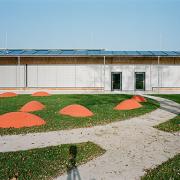 ArchitektInnen / KünstlerInnen: Georg W. Reinberg<br>Projekt: Kindergarten Deutsch-Wagram<br>Aufnahmedatum: 11/09<br>Format: 6x9cm C-Dia<br>Lieferformat: Dia-Duplikat, Scan 300 dpi<br>Bestell-Nummer: 091120-12<br>