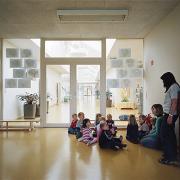 ArchitektInnen / KünstlerInnen: Georg W. Reinberg<br>Projekt: Kindergarten Deutsch-Wagram<br>Aufnahmedatum: 11/09<br>Format: 6x9cm C-Dia<br>Lieferformat: Dia-Duplikat, Scan 300 dpi<br>Bestell-Nummer: 091120-07<br>
