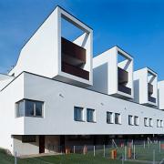 ArchitektInnen / KünstlerInnen: Walter Stelzhammer<br>Projekt: Wohnhausanlage Orasteig<br>Aufnahmedatum: 12/09<br>Format: 6x9cm C-Dia<br>Lieferformat: Dia-Duplikat, Scan 300 dpi<br>Bestell-Nummer: 091203-07<br>
