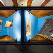 ArchitektInnen / KünstlerInnen: Martin Kohlbauer<br>Projekt: Taferlkratzer Tintenpatzer Ausstellung Wienbibliothek<br>Format: digital<br>Bestell-Nummer: 160226-05<br>