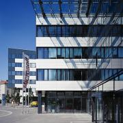 ArchitektInnen / KünstlerInnen: HNP architects ZT GmbH<br>Projekt: Office Park Euro Plaza<br>Aufnahmedatum: 07/03<br>Format: 4x5'' C-Dia<br>Lieferformat: Dia-Duplikat, Scan 300 dpi<br>Bestell-Nummer: 030717-09<br>