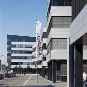 ArchitektInnen / KünstlerInnen: HNP architects ZT GmbH<br>Projekt: Office Park Euro Plaza<br>Aufnahmedatum: 07/03<br>Format: 4x5'' C-Dia<br>Lieferformat: Dia-Duplikat, Scan 300 dpi<br>Bestell-Nummer: 030717-11<br>