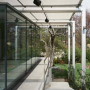 ArchitektInnen / KünstlerInnen: Bulant & Wailzer Architekturstudio<br>Projekt: garden room in glass<br>Aufnahmedatum: 04/03<br>Format: 6x9cm C-Dia<br>Lieferformat: Dia-Duplikat, Scan 300 dpi<br>Bestell-Nummer: 030424-07<br>