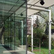 ArchitektInnen / KünstlerInnen: Bulant & Wailzer Architekturstudio<br>Projekt: garden room in glass<br>Aufnahmedatum: 04/03<br>Format: 6x9cm C-Dia<br>Lieferformat: Dia-Duplikat, Scan 300 dpi<br>Bestell-Nummer: 030424-08<br>
