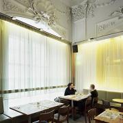 ArchitektInnen / KünstlerInnen: Eichinger oder Knechtl<br>Projekt: MuseumsQuartier Wien - Café Halle<br>Aufnahmedatum: 04/03<br>Format: 6x9cm C-Neg<br>Lieferformat: C-Print<br>Bestell-Nummer: 030408-13<br>