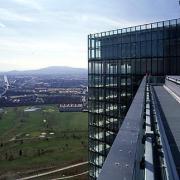 ArchitektInnen / KünstlerInnen: Massimiliano Fuksas<br>Projekt: Vienna Twin Tower<br>Aufnahmedatum: 03/01<br>Format: 6x9cm C-Dia<br>Lieferformat: Dia-Duplikat<br>Bestell-Nummer: 010320-23<br>