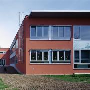 ArchitektInnen / KünstlerInnen: Johannes Zieser<br>Projekt: Sonnenschule<br>Aufnahmedatum: 04/02<br>Format: 6x9cm C-Dia<br>Lieferformat: Dia-Duplikat, Scan 300 dpi<br>Bestell-Nummer: 020405-03<br>