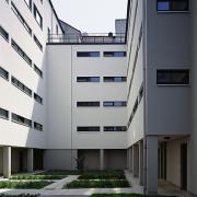 ArchitektInnen / KünstlerInnen: HNP architects ZT GmbH<br>Projekt: Wohnhausanlage Reisingergasse<br>Aufnahmedatum: 08/01<br>Format: 4x5'' C-Dia<br>Lieferformat: Dia-Duplikat, Scan 300 dpi<br>Bestell-Nummer: 010803-06<br>