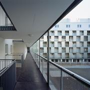 ArchitektInnen / KünstlerInnen: Martin Kohlbauer<br>Projekt: Wohnbau am Fuchsenfeld - Bauteil Kohlbauer<br>Aufnahmedatum: 01/04<br>Format: 6x9cm C-Dia<br>Lieferformat: Scan 300 dpi<br>Bestell-Nummer: 040121-09<br>
