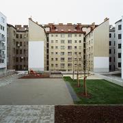 ArchitektInnen / KünstlerInnen: Martin Kohlbauer<br>Projekt: Wohnbau am Fuchsenfeld - Bauteil Kohlbauer<br>Aufnahmedatum: 01/04<br>Format: 6x9cm C-Dia<br>Lieferformat: Scan 300 dpi<br>Bestell-Nummer: 040121-12<br>