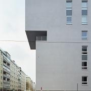 ArchitektInnen / KünstlerInnen: Martin Kohlbauer<br>Projekt: Wohnbau am Fuchsenfeld - Bauteil Kohlbauer<br>Aufnahmedatum: 01/04<br>Format: 6x9cm C-Dia<br>Lieferformat: Scan 300 dpi<br>Bestell-Nummer: 040121A-15<br>