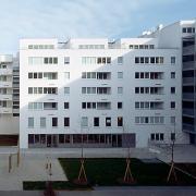 ArchitektInnen / KünstlerInnen: Martin Kohlbauer<br>Projekt: Wohnbau am Fuchsenfeld - Bauteil Kohlbauer<br>Aufnahmedatum: 01/04<br>Format: 6x9cm C-Dia<br>Lieferformat: Scan 300 dpi<br>Bestell-Nummer: 040121A-16<br>