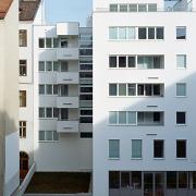 ArchitektInnen / KünstlerInnen: Martin Kohlbauer<br>Projekt: Wohnbau am Fuchsenfeld - Bauteil Kohlbauer<br>Aufnahmedatum: 01/04<br>Format: 6x9cm C-Dia<br>Lieferformat: Scan 300 dpi<br>Bestell-Nummer: 040121A-18<br>
