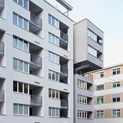 ArchitektInnen / KünstlerInnen: Martin Kohlbauer<br>Projekt: Wohnbau am Fuchsenfeld - Bauteil Kohlbauer<br>Aufnahmedatum: 01/04<br>Format: 6x9cm C-Dia<br>Lieferformat: Scan 300 dpi<br>Bestell-Nummer: 040121A-19<br>