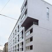 ArchitektInnen / KünstlerInnen: Martin Kohlbauer<br>Projekt: Wohnbau am Fuchsenfeld - Bauteil Kohlbauer<br>Aufnahmedatum: 01/04<br>Format: 6x9cm C-Dia<br>Lieferformat: Scan 300 dpi<br>Bestell-Nummer: 040121A-25<br>