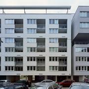 ArchitektInnen / KünstlerInnen: Martin Kohlbauer<br>Projekt: Wohnbau am Fuchsenfeld - Bauteil Kohlbauer<br>Aufnahmedatum: 01/04<br>Format: 6x9cm C-Dia<br>Lieferformat: Scan 300 dpi<br>Bestell-Nummer: 040121A-28<br>