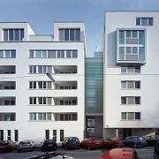 ArchitektInnen / KünstlerInnen: atelier 4 architects<br>Projekt: Wohnbau am Fuchsenfeld - Bauteil Atelier 4<br>Aufnahmedatum: 01/04<br>Format: 6x9cm C-Dia<br>Lieferformat: Scan 300 dpi<br>Bestell-Nummer: 040121B-20<br>