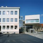 ArchitektInnen / KünstlerInnen: Martin Kohlbauer<br>Projekt: Hauptschule Zwentendorf<br>Aufnahmedatum: 02/04<br>Lieferformat: Scan 300 dpi<br>Bestell-Nummer: 040220-01<br>
