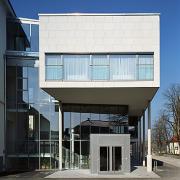 ArchitektInnen / KünstlerInnen: Martin Kohlbauer<br>Projekt: Hauptschule Zwentendorf<br>Aufnahmedatum: 02/04<br>Format: 6x9cm C-Dia<br>Lieferformat: Scan 300 dpi<br>Bestell-Nummer: 040220-02<br>