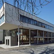 ArchitektInnen / KünstlerInnen: Martin Kohlbauer<br>Projekt: Hauptschule Zwentendorf<br>Aufnahmedatum: 02/04<br>Format: 6x9cm C-Dia<br>Lieferformat: Scan 300 dpi<br>Bestell-Nummer: 040220-03<br>