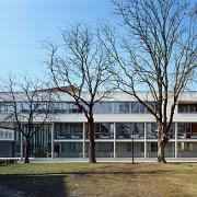 ArchitektInnen / KünstlerInnen: Martin Kohlbauer<br>Projekt: Hauptschule Zwentendorf<br>Aufnahmedatum: 02/04<br>Format: 6x9cm C-Dia<br>Lieferformat: Scan 300 dpi<br>Bestell-Nummer: 040220-05<br>