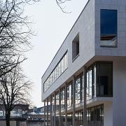 ArchitektInnen / KünstlerInnen: Martin Kohlbauer<br>Projekt: Hauptschule Zwentendorf<br>Aufnahmedatum: 02/04<br>Format: 6x9cm C-Dia<br>Lieferformat: Scan 300 dpi<br>Bestell-Nummer: 040220-06<br>