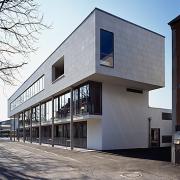 ArchitektInnen / KünstlerInnen: Martin Kohlbauer<br>Projekt: Hauptschule Zwentendorf<br>Aufnahmedatum: 02/04<br>Format: 6x9cm C-Dia<br>Lieferformat: Scan 300 dpi<br>Bestell-Nummer: 040220-07<br>