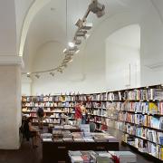 ArchitektInnen / KünstlerInnen: querkraft architekten<br>Projekt: MuseumsQuartier Wien - Buchhandlung Prachner<br>Aufnahmedatum: 08/04<br>Format: 6x9cm C-Dia<br>Lieferformat: Scan 300 dpi<br>Bestell-Nummer: 040809-01<br>